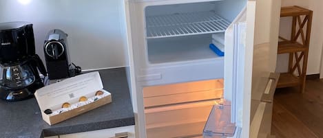 Cafetera y tetera, refrigerador, microondas y horno