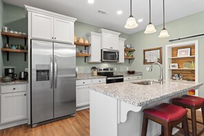 Geladeira, micro-ondas, fogão, cooktop