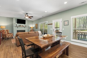 Smart TV, fireplace - Babbling Brook-New construction (Maggie Valley)