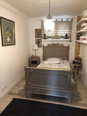 3 bedrooms, iron/ironing board, travel cot, free WiFi