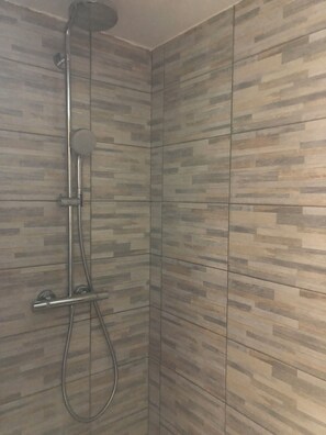 Shower, hair dryer, towels, soap - Apartment LA BASTIDE (Rosières, Haute-Loire)