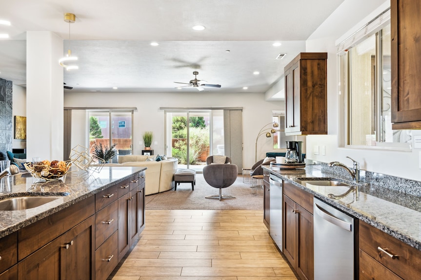 Grand Legacy Retreat: Hot Tub, Home Theater, Waterpark, Lazy River, Pools - Utah