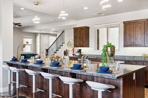 Dining - Grand Legacy Retreat: Hot Tub, Home Theater, Waterpark, Lazy River, Pools (Santa Clara)