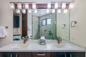 Douche, sèche-cheveux, serviettes fournies