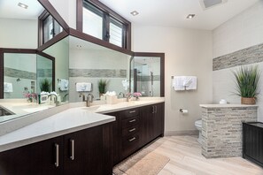 Dusche, Haartrockner, Handtücher