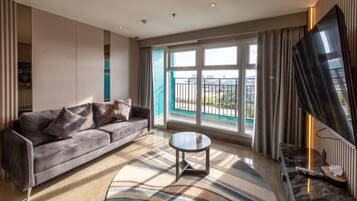 Suite Royal, 2 kamar tidur, balkon, pemandangan laut | Area keluarga | Smart TV 55-inci dengan saluran TV digital dan Netflix