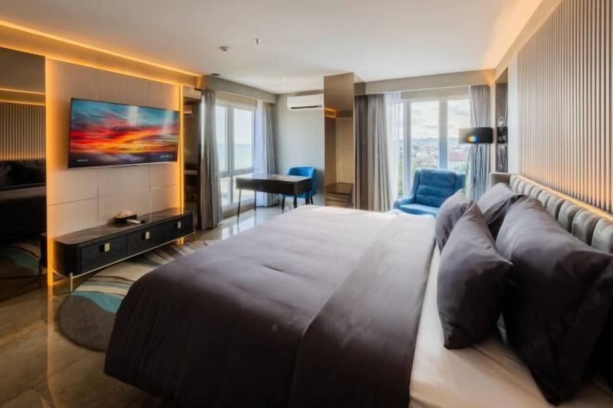 1 bedroom, premium bedding, free minibar items, in-room safe