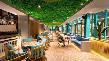 2 nhà hàng, phục vụ bữa sáng