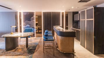 Suíte executiva, 1 cama King, para não fumantes, sacada | Cozinha privada | Frigobar, máquina de café expresso, cafeteira/chaleira