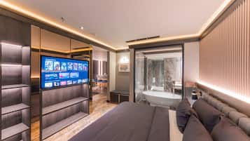 Executive Suite, 1 King Bed, Non Smoking, Balcony | Premium bedding, free minibar items, in-room safe, desk