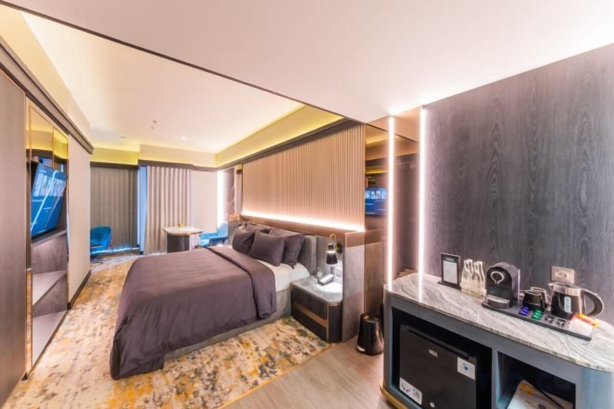 Premium bedding, free minibar items, in-room safe, desk