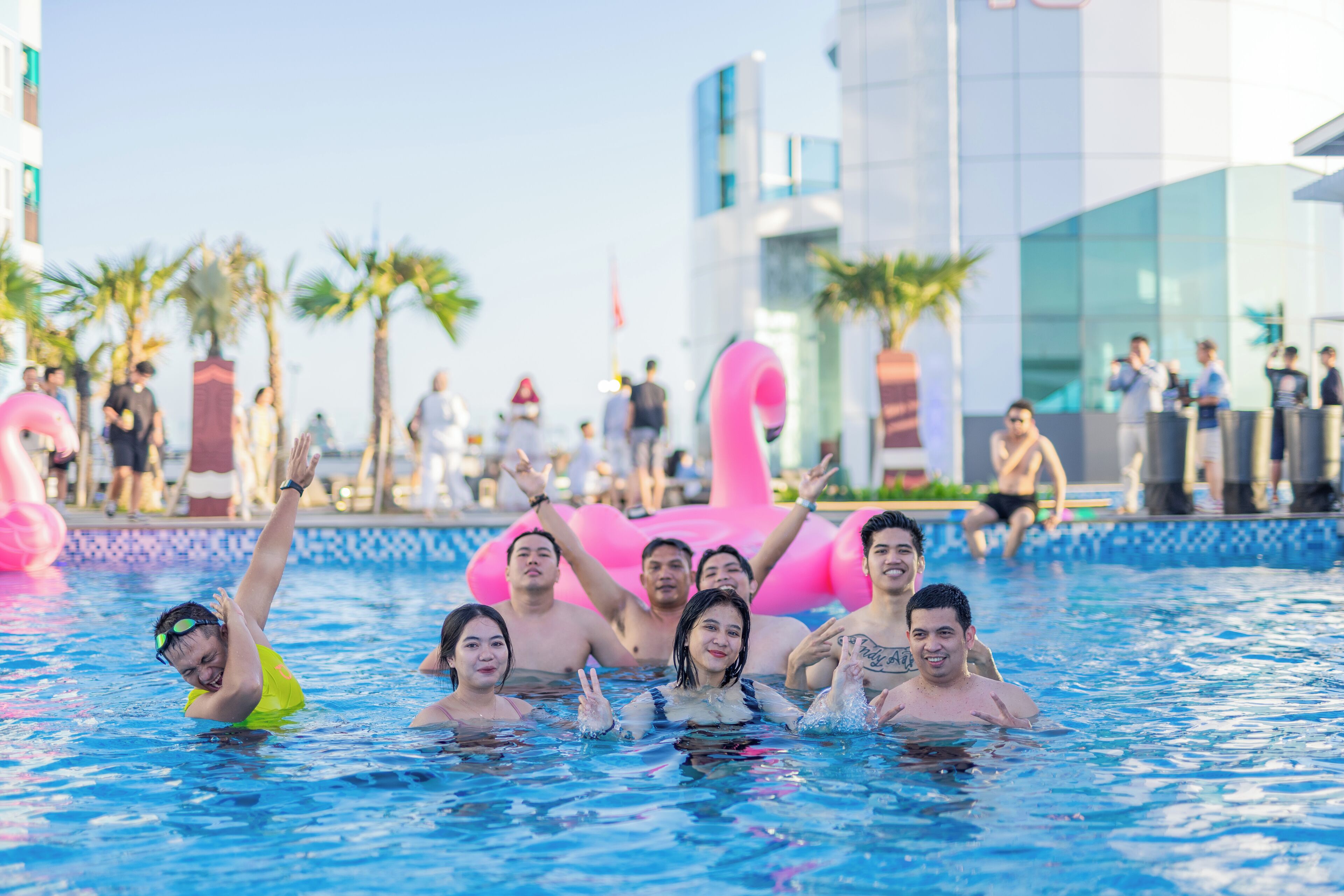 Quầy bar bên hồ bơi
