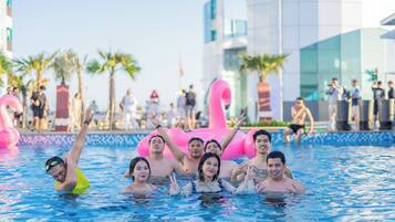 Quầy bar bên hồ bơi