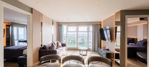 Suite Royale, 2 chambres, balcon, vue mer | Coin séjour