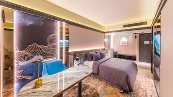 Business Suite, 1 King Bed, Non Smoking, Balcony | 1 bedroom, premium bedding, free minibar items, in-room safe
