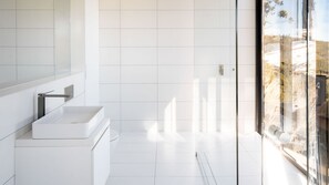 Dusj, hårføner og håndklær