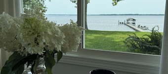 Charming 3-bedroom house in Deltaville with Stunning Views and Beautiful garden!