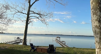 Charming 3-bedroom house in Deltaville with Stunning Views and Beautiful garden!