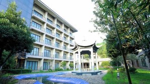 Un hôtel moderne doté d’une cour intérieure, d’un pavillon de style traditionnel et d’une piscine.