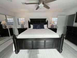 4 bedrooms, desk, iron/ironing board, WiFi