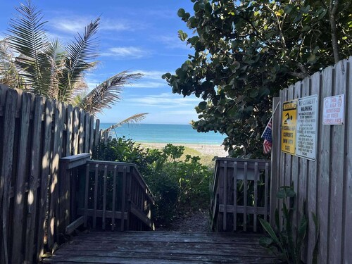 4/3 Home on A1A with private beach access WiFi, fitness room & heated pool