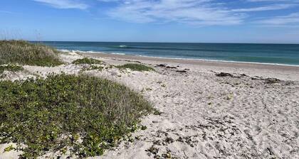 4/3 Home on A1A with private beach access WiFi, fitness room & heated pool