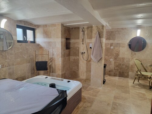  Villa Junon,profite d'un spacse spa dote de Jacuzzi,Sauna et douche italienne .