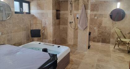 Villa Junon,profite d'un spacse spa dote de Jacuzzi,Sauna et douche italienne .