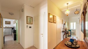 Egy folyosó, rajta egy ajtó, egy radiátor és egy zöld kerettel ellátott tükör.
