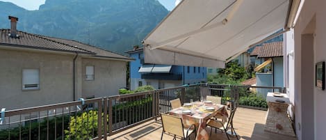 Family Apartment, Multiple Bedrooms (Casa De Nardis Sunny House) | Outdoor dining
