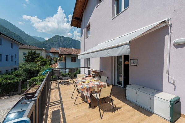 Outdoor dining - Casa De Nardis Sunny House (Riva del Garda)