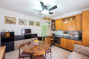 Family Apartment, Multiple Bedrooms (Casa De Nardis Sunny House) | Private kitchen