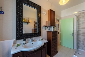 Departamento familiar, varias habitaciones (Casa De Nardis Sunny House) | Baño | Regadera, secadora de cabello, bidet, toallas