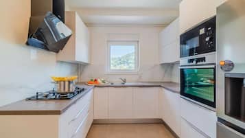 Family Apartment, Multiple Bedrooms (Modern Apartment With Balcony And) | Dapur peribadi | Peti sejuk, ketuhar gelombang mikro, ketuhar, dapur