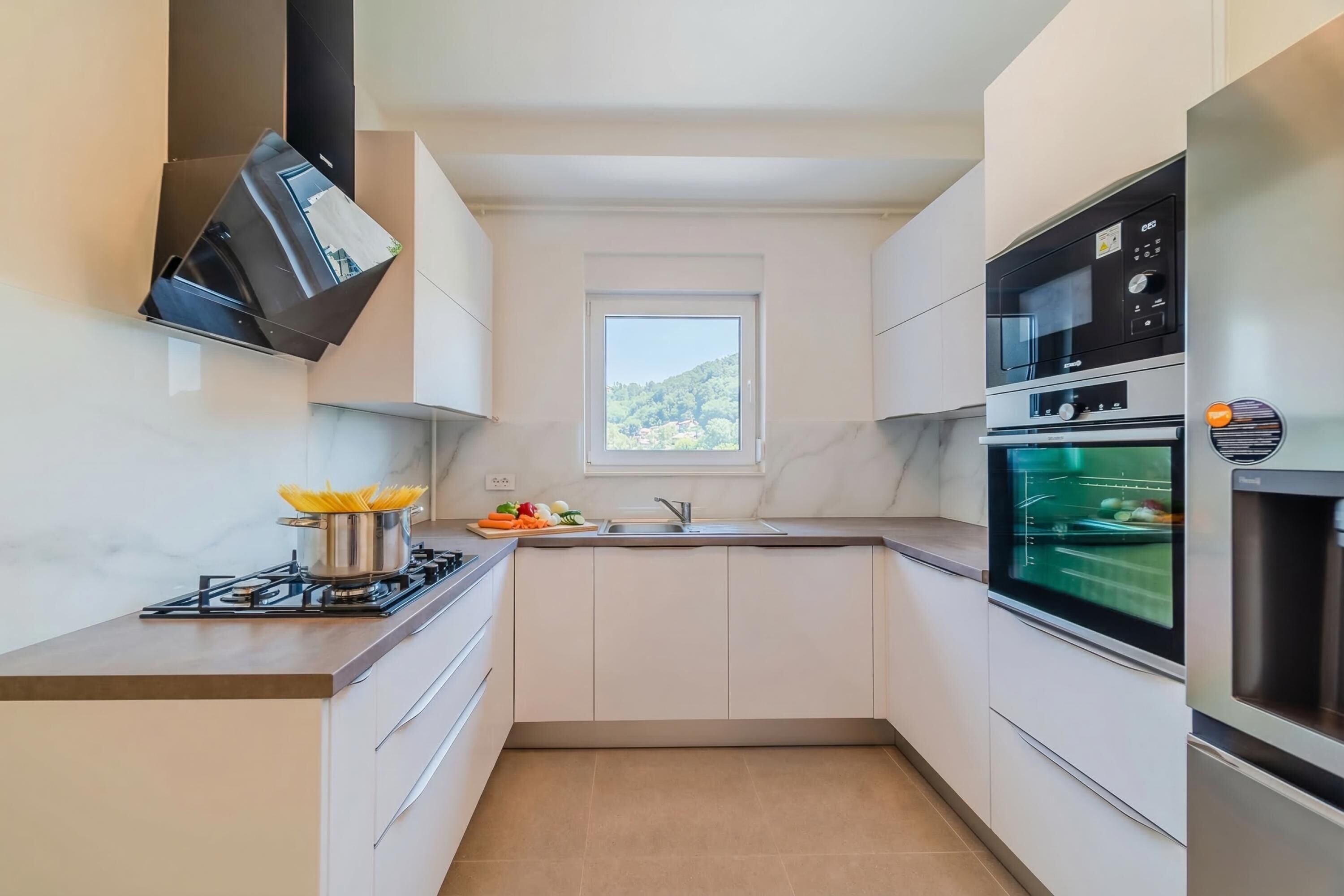 Fridge, microwave, oven, stovetop