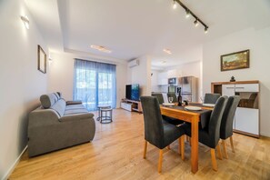 Familienapartment, Mehrere Schlafzimmer (Modern Apartment With Balcony And) | Innenbereich