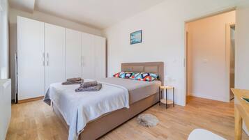 Familielejlighed - flere soveværelser (Modern Apartment With Balcony And) | 2 soveværelser, gratis Wi-Fi, sengetøj