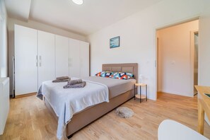 Familie appartement, meerdere slaapkamers (Modern Apartment With Balcony And) | 2 slaapkamers, gratis wifi, beddengoed