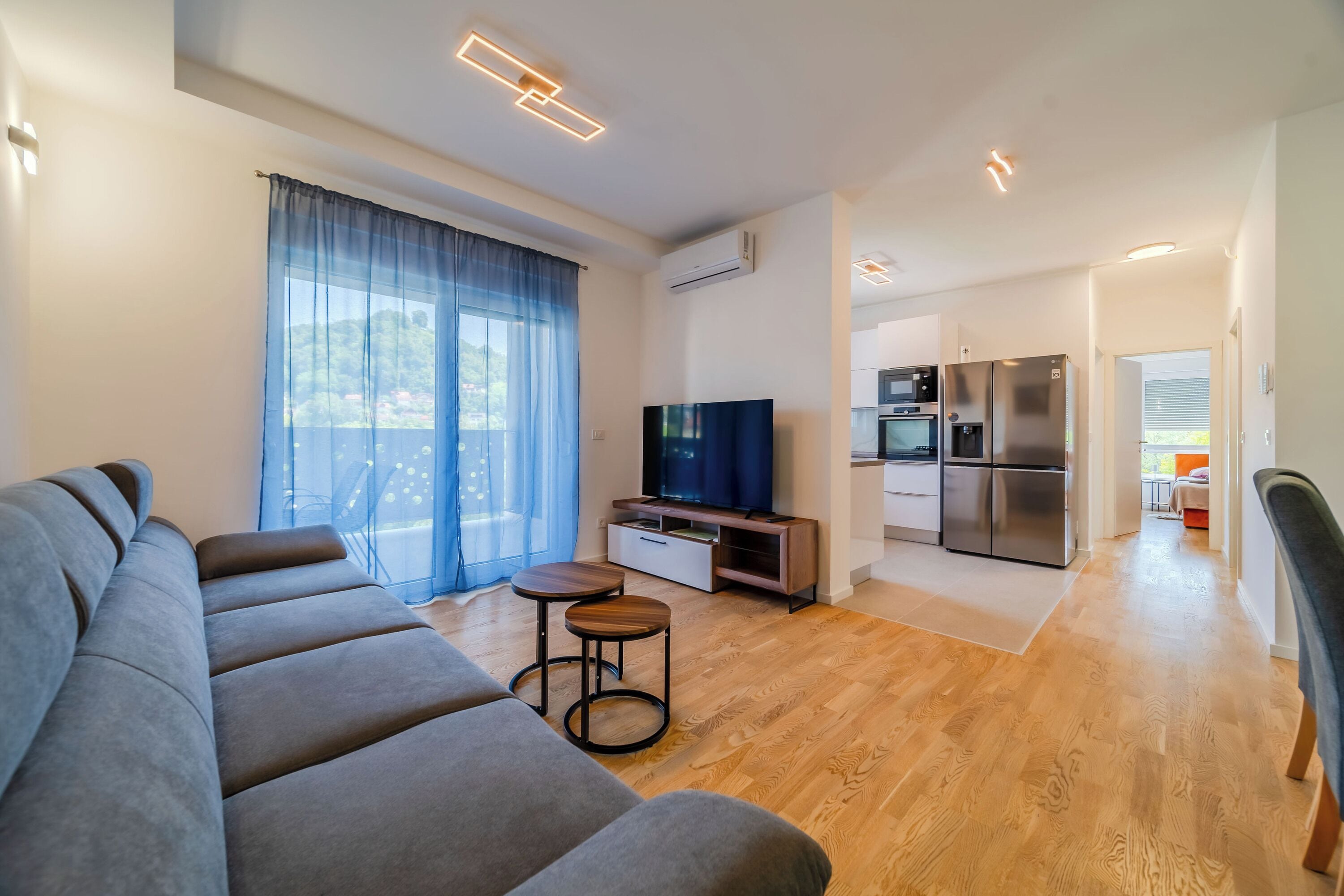 Căn hộ dành cho gia đình, nhiều phòng ngủ (Modern Apartment With Balcony And) | Khu phòng khách | TV màn hình phẳng 