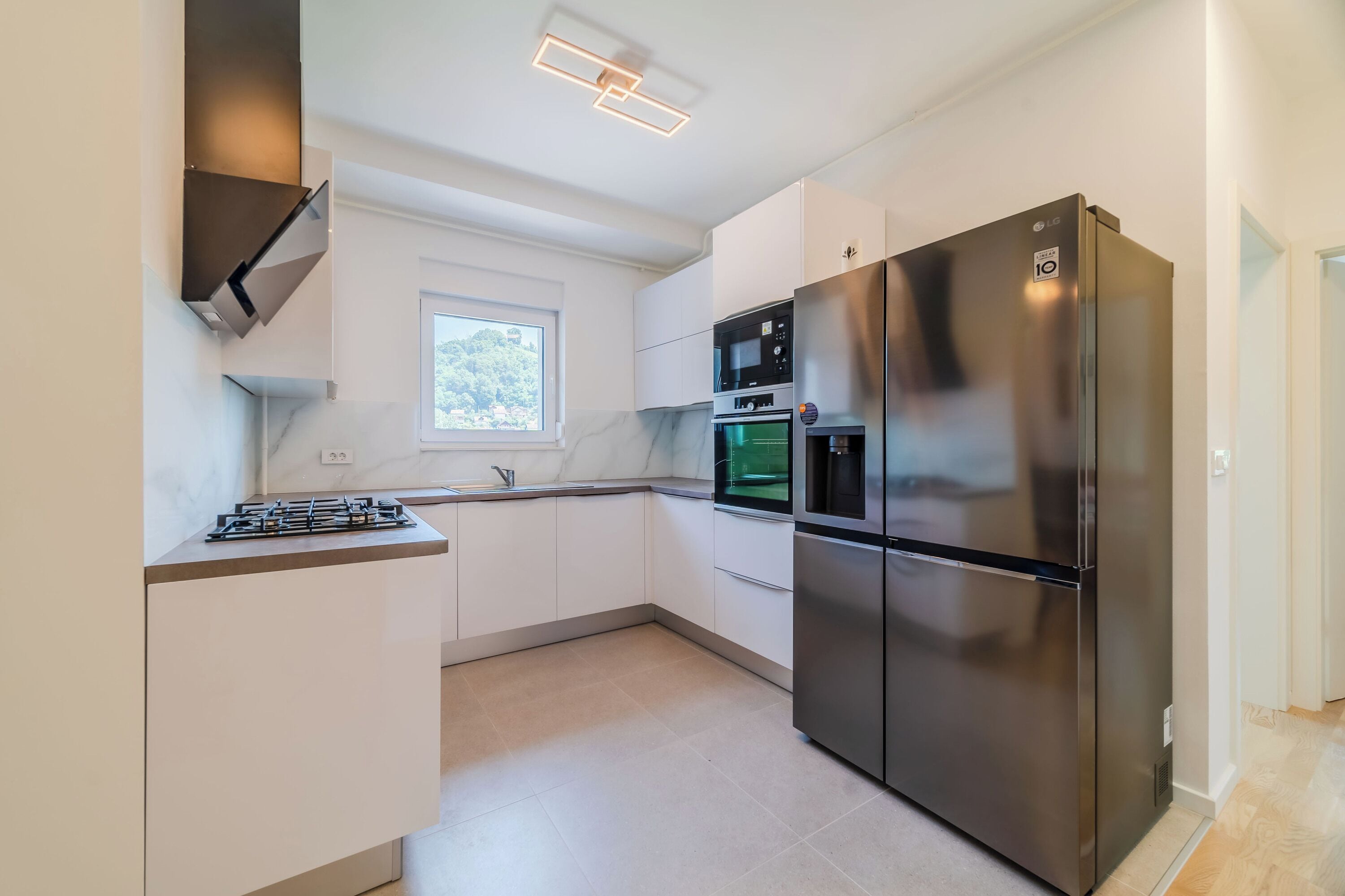 Căn hộ dành cho gia đình, nhiều phòng ngủ (Modern Apartment With Balcony And) | Bếp riêng | Tủ lạnh, lò vi sóng, lò nướng, bếp nấu 