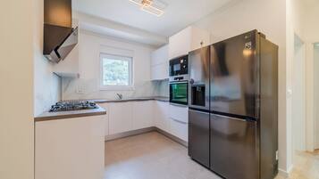 Căn hộ dành cho gia đình, nhiều phòng ngủ (Modern Apartment With Balcony And) | Bếp riêng | Tủ lạnh, lò vi sóng, lò nướng, bếp nấu