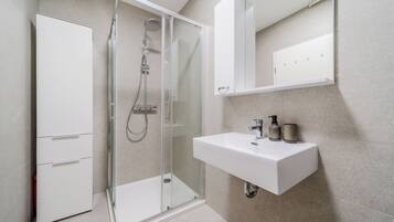 Family Apartment, 2 Bedrooms, Balcony (Modern Apartment With Balcony And) | Bathroom