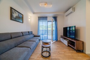 Apartemen Keluarga, beberapa kamar (Modern Apartment With Balcony And) | Area keluarga | TV layar datar