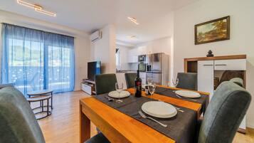 Căn hộ dành cho gia đình, nhiều phòng ngủ (Modern Apartment With Balcony And) | Khu ăn uống