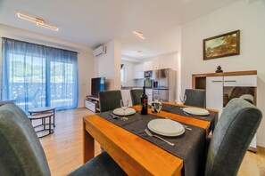 ファミリー アパートメント ベッドルーム (複数) (Modern Apartment With Balcony And) | レストラン