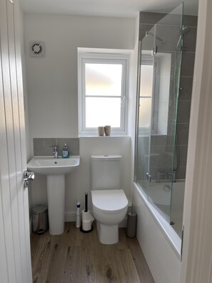 Separate tub and shower, deep soaking tub, hair dryer, towels - Pine Cottage Retreat in Suffolk (Eye)