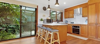 Hillside Estate - Cozy, Peaceful with a Water View