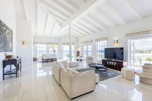 Una televisión, una oficina