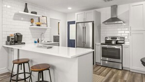 Cafetera y tetera, refrigerador, microondas y horno 