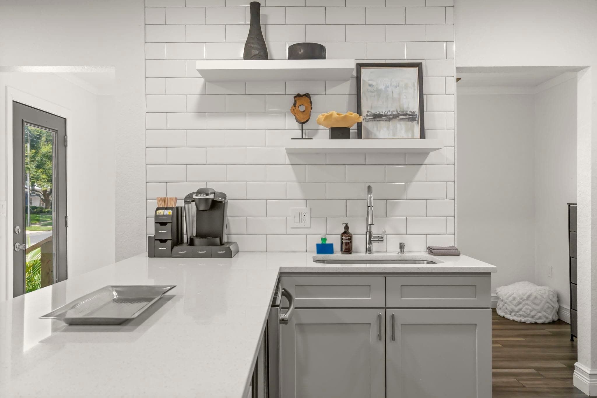 Cafetera y tetera, refrigerador, microondas y horno 